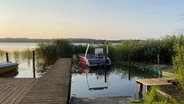 Ein DLRG-Boot des WSV Groß Sarau am Ratzeburger See steht ohne Außenbordmotor nach einem Diebstahl. © NEWS5 Foto: Augenzeugenmaterial