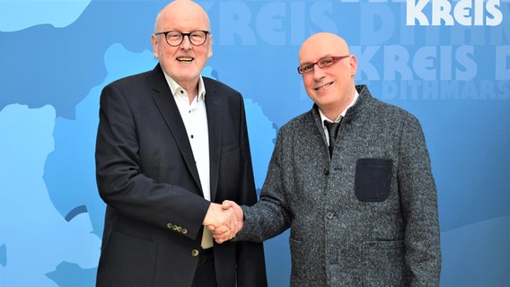 Der ehemalige Koordinator für ambulante Versorgung Dithmarschen Harald Stender (l.) reicht seinem Nachfolger Hartmut Behlau die Hand. © Kreis Dithmarschen 