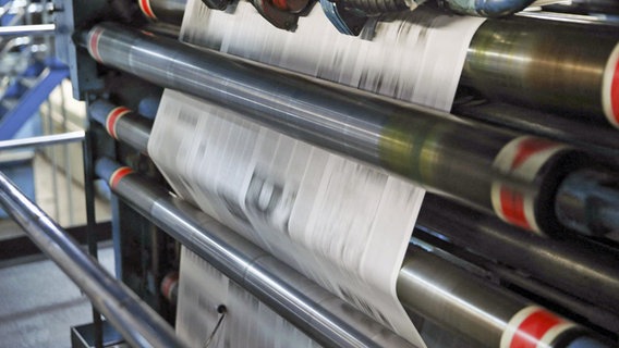 Zeitungen werden in einer Druckerpresse gedruckt. © picture alliance / abaca | TNS/ABACA Foto: picture alliance / abaca | TNS/ABACA