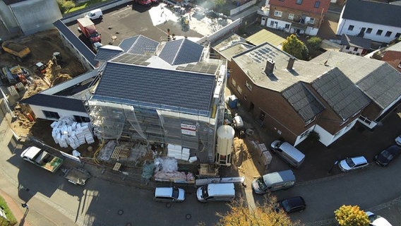 Eine Drohnenaufnahme zeigt die Baustelle des Umbaus des ehemaligen Edeka-Gebäudes in Burg im Kreis Dithmarschen zu einem Mehrfamilienhaus. © Bauen im Bestand GmbH/Heiko Wasselowski Foto: Heiko Wasselowski