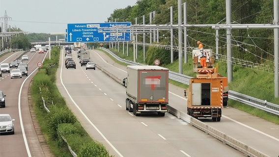 Ein LKW, von hinten zu sehen, fährt auf der Autobahn. © NDR Foto: Sebastian Duden