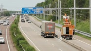 Ein LKW, von hinten zu sehen, fährt auf der Autobahn. © NDR Foto: Sebastian Duden