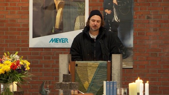 Schauspieler Lars Eidinger nimmt an einem Gottesdienst teil. © NDR 