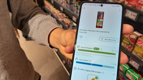 Eine Handyapp zeigt Informationen über ein Produkt aus dem Supermarkt an. © NDR Foto: Astrid Wulf