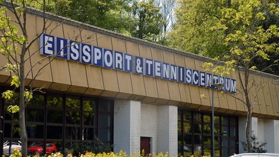 Große Buchstaben bilden die Überschrift "EISSPORT & TENNISCENTRUM" über dem Eingangsbereich der Eissporthalle in Timmendorfer Strand. © NDR Foto: Katrin Bohlmann