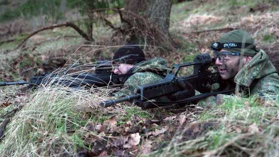 Bundeswehr-Reservisten liegen in einem Graben bei einer Schießübung. © NDR 