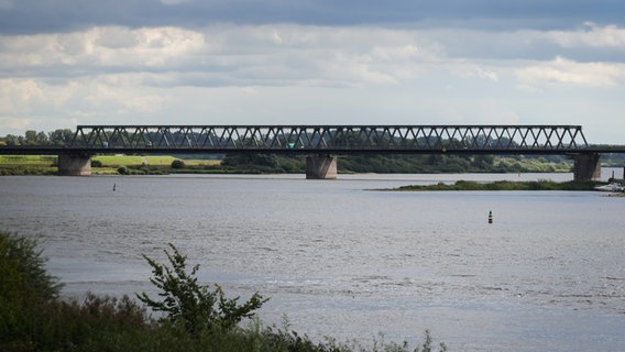 Die Elbbrücke Lauenburg mit Bahngleisen und Fahrspuren der B209 überquert die Elbe. © picture alliance/dpa Foto: Christian Charisius