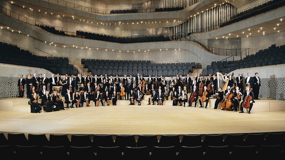 Eine große Orchestergruppe steht in der Hamburger Elbphilamonie © Nikolaj Lund | NDR Foto: Nikolaj Lund | NDR