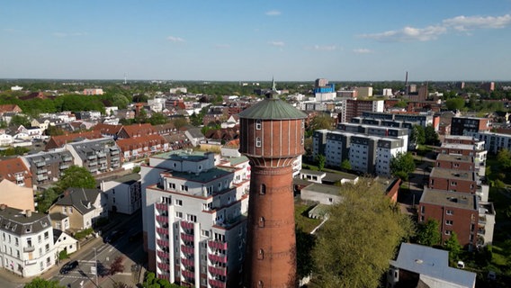 Eine Luftaufnahme zeigt des Wasserturm in Elmshorn © NDR Foto: NDR Screenshot