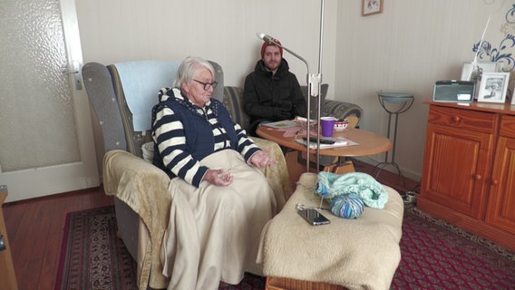 Antje Gürsoy und Ozan Karadavut wohnen in der Elmshorner Panjestraße. © NDR 