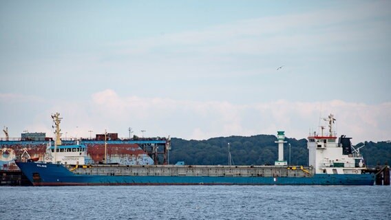 Der Frachter "Else", welcher mit dem Nordtor der Schleuse in Holtenau kollidiert ist, liegt in der Schiffsswerft Lindenau im Stadtteil Friedrichsort. © dpa-Bildfunk Foto: Axel Heimken