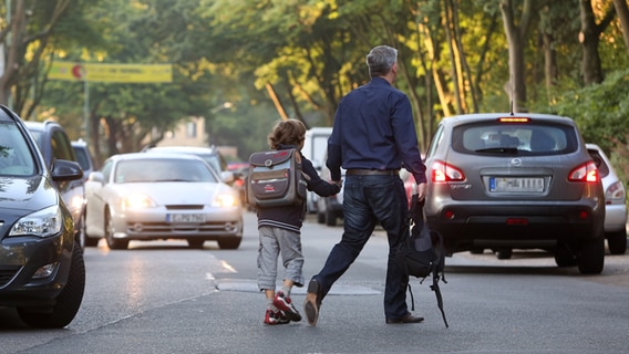 Eltern bringen ihre Kinder mit dem Auto zur Schule. © IMAGO / Funke Foto Services Foto: Stefan Arend