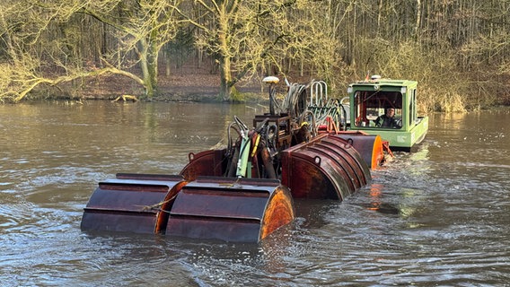 Ein spezieller Bagger entschlammt einen See. © NDR Foto: Pia Klaus