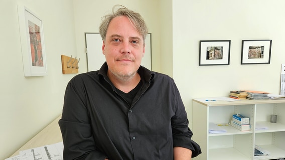 Felix Rüdlin, der ärztliche Leiter der Fachklinik Bokholt, steht in seinem Büro. © Johannes Tran Foto: Johannes Tran