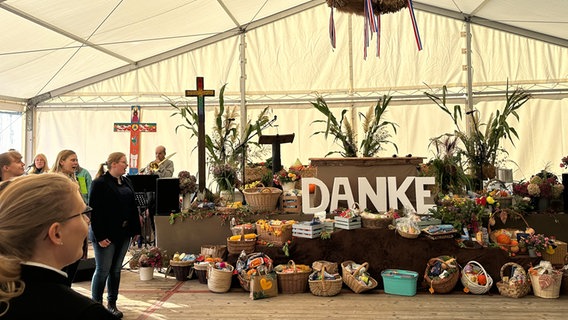 Der Erntedankgottesdienst in Haddeby. © NDR Foto: Ben Armstrong