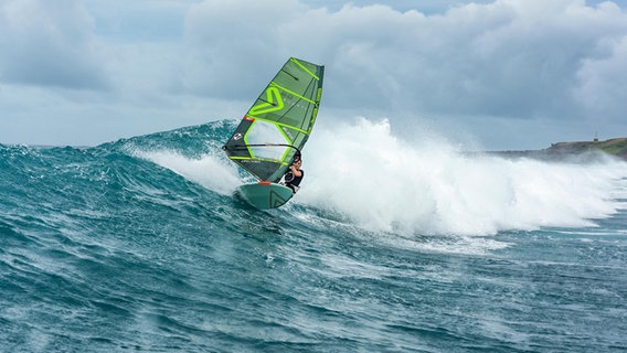 Lina Erpenstein beim Windsurfen. © Fishbowldiaries 