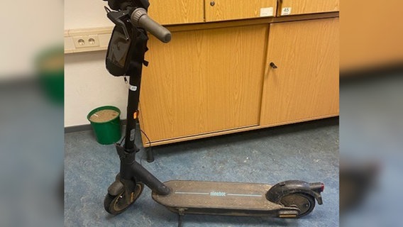 Ein sichergestellter E-Scooter steht vor einem Schrank. © Bundespolizei Flensburg Foto: Bundespolizei Flensburg