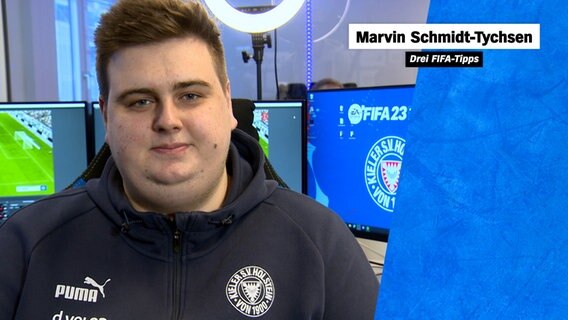 Der FIFA-Spieler Marvin Schmidt-Tychsen von Holstein Kiel guckt in die Kamera. © NDR 