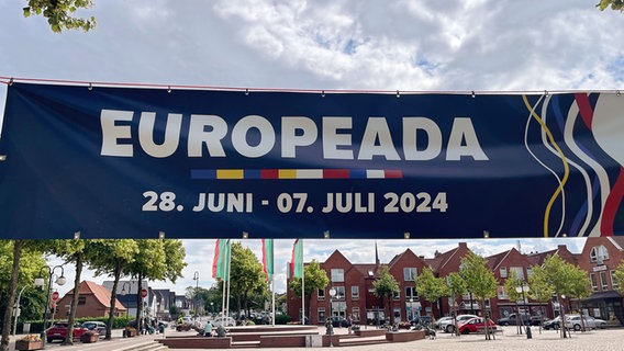 Ein blauer Banner mit der Inschrift "EUROPEADA" hängt über einem Marktplatz. © picture alliance / dpa Bildfunk Foto: Birgitta von Gyldenfeldt