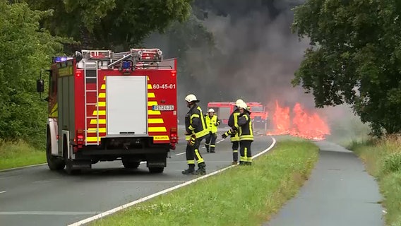 Die Feuerwehr bei einem Einsatz nach einer Explosion auf einer Straße in Brande-Hornekirchen. © WestküstenNews 