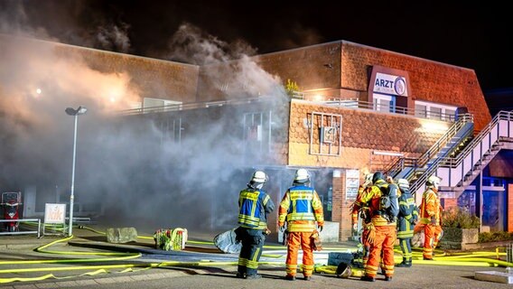 Nach der Explosion einer Pizzeria in Flensburg steigt starker Rauch aus dem Laden auf. © Nordpresse Foto: Sebastian Iversen