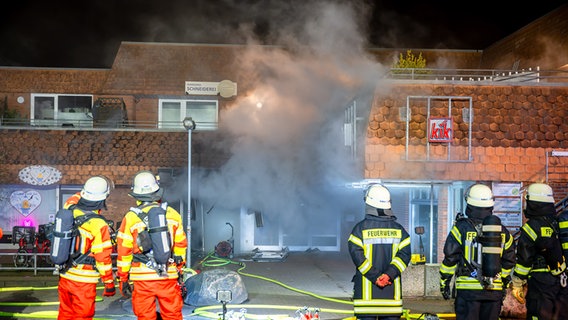 Nach der Explosion einer Pizzeria in Flensburg steigt starker Rauch aus dem Laden auf. © Nordpresse Foto: Sebastian Iversen