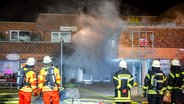 Nach der Explosion einer Pizzeria in Flensburg steigt starker Rauch aus dem Laden auf. © Nordpresse Foto: Sebastian Iversen