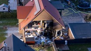 Nach einer Explosion wurde eine Hauswand zerstört. © NEWS5 Foto: René Schröder