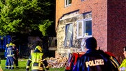 Polizei und Feuerwehr sind in Husum nach der Explosion einer Gaskartusche in einem Wohnhaus im Einsatz. © Sebastian Iwersen Foto: Sebastian Iwersen