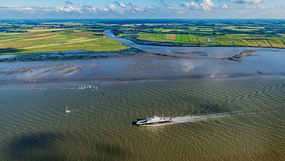 Eine Fähre fährt bei der Ostseeemündung Balje auf der Elbe © picture alliance / ZB/euroluftbild.de Foto: euroluftbild.de/Martin Elsen