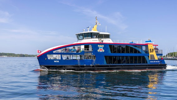 Das Passagierschiff SFK auf der Kieler Förde. © picture alliance / imageBROKER Foto: Stanislav Belicka