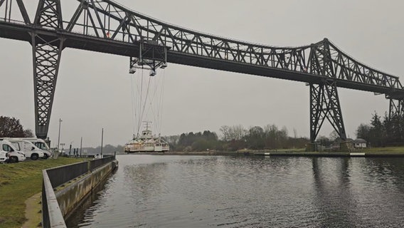 Rendsburg: Eine Schwebefähre hängt über dem Nord-Ostsee-Kanal fest. © Daniel Friederichs 