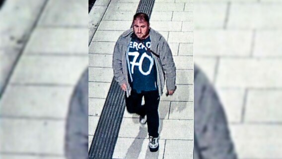 Ein Fahndungsfoto, das einen Serien-Einbrecher am Bahnsteig des Hamburger Hauptbahnhofs gehend zeigt. © Polizei Foto: Polizei