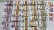 Tausende Euro Falschgeld liegen auf einem Tisch. © LKA SH 