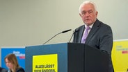 Wolfgang Kubicki spricht hinter dem Rednerpult bei einem Parteitag der FDP Schleswig-Holstein in Neumünster. © NDR Foto: Tobias Gellert