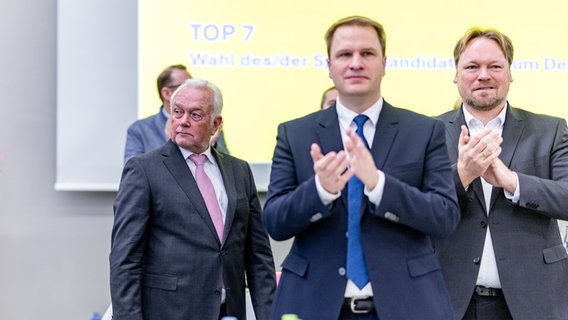 Christopher Vogt (FDP, m.), Vorsitzender seiner Partei im schleswig-holsteinischen Landtag, Oliver Kumbartzky (FDP, r.), Landesvorsitzender seiner Partei, gratulieren Wolfgang Kubicki (FDP, l.) zu seiner Wahl zum Spitzenkandidaten der FDP für die Bundestagswahl. © dpa-Bildfunk Foto: Axel Heimken