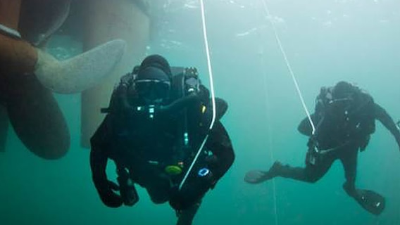 Zwei Marinetaucher unter Wasser © Bundeswehr 