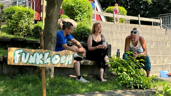 Drei Mitglieder des Camps Breakout sitzen im "Funkloch". © Karen Münster Foto: Karen Münster