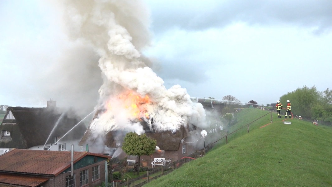 Nach Brand eines Reetdachhauses: Ein Dorf hält zusammen | NDR.de