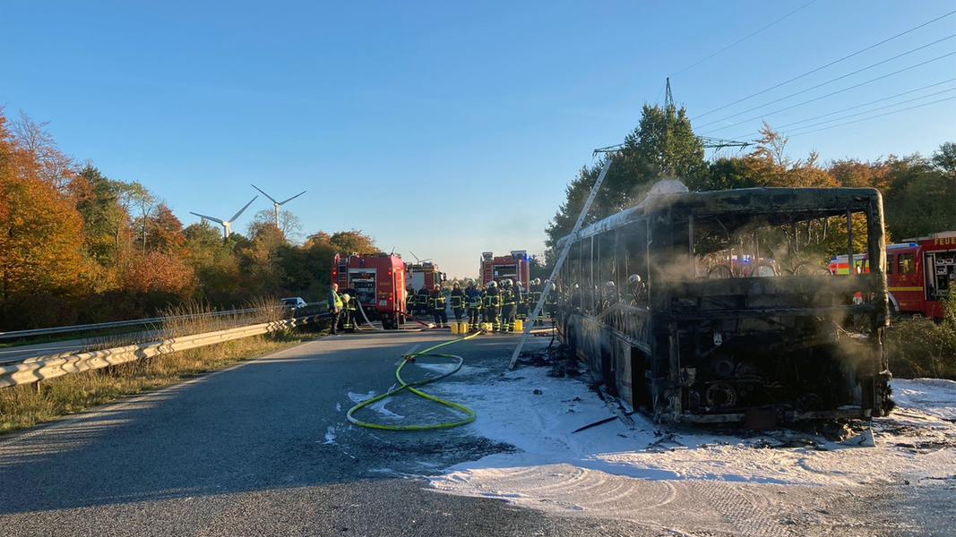Ein ausgebrannter Linienbus steht auf der A1 bei Oldenburg Holstein.