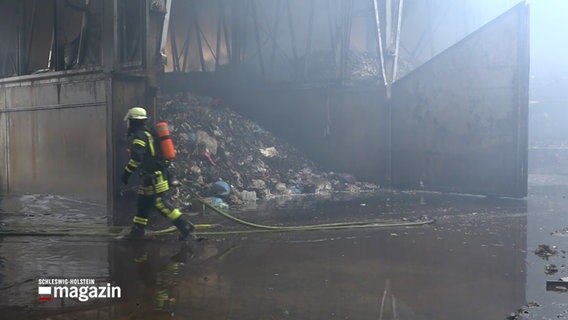 Eine abgebrannte Abfallbehandlungsanlagein Neumünster. © NDR 