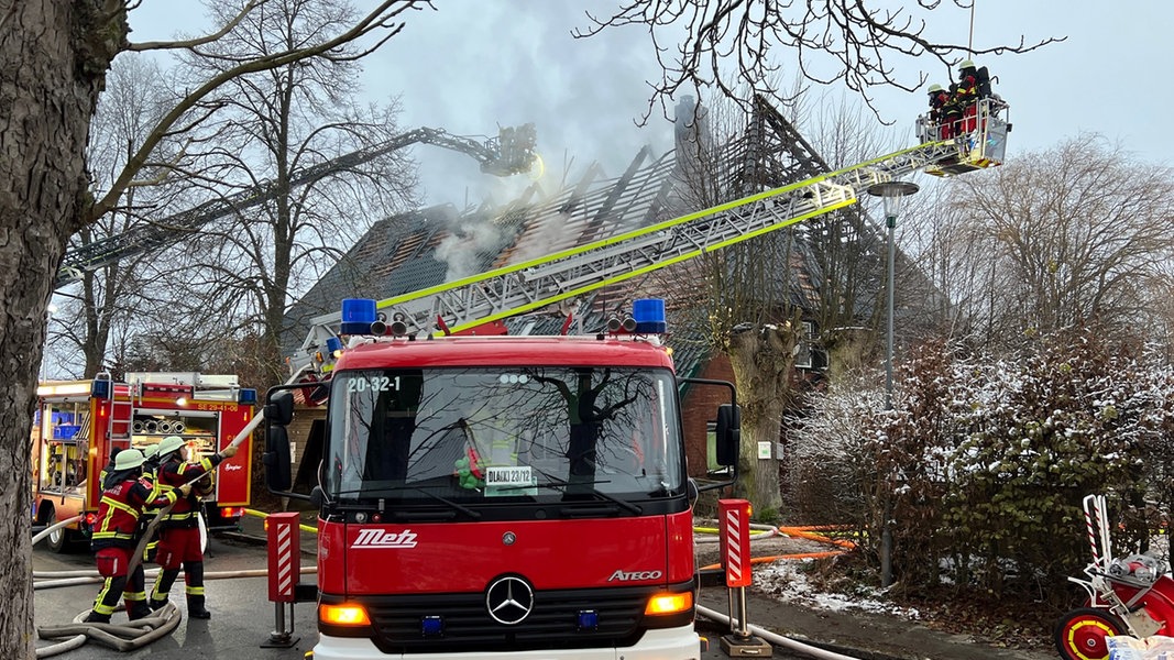 Einsatzkräfte der Feuerwehr löschen ein Großfeuer in Prosdorf im Kreis Segeberg. 