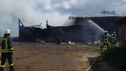 Ölfässer brennen in einer Maschinenhalle in Tetenhusen. © Pressestelle ELW Feuerwehr Kropp 