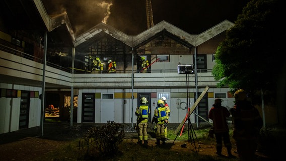 Einsatzkräfte der Feuerwehr löschen ein Feuer in einer leerstehenden Ferienanlage in Meeschendorf (Kreis Ostholstein). © Digitalfotografie Nyfeler Foto: Arne Jappe
