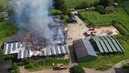 Ein Großfeuer auf einem Bauernhof in Steenfeld bei Hanerau-Hardemarschen Kreis Rendsburg-Eckernförde. © Westküstennews 