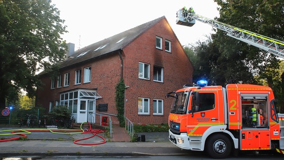 Einsatzkräfte der Feuerwehr löschen einen Wohnungsbrand in Elmshorn. © westküstennews Foto: Florian Sprenger