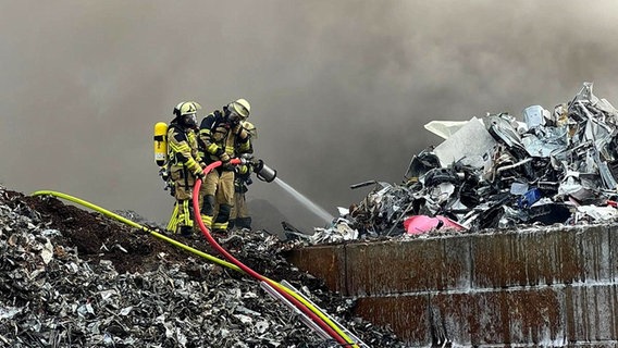 Einsatzkräfte der Feuerwehr löschen einen Brand auf einem Recyclinghof in Reinbek. © HamburgNews Nachrichtenfotografie Foto: Christoph Seemann