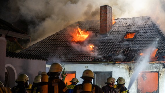 Flammen schlagen aus einem brennenden Haus in Ahrensburg © NEWS5-Redaktion 