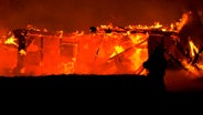 Ein historisches Reetdachhaus im Landschaftsmuseum Angeln in Unewatt steht nachts in Flammen. © NonStopNews 