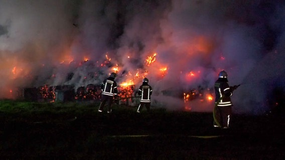 Einsatzkräfte der Feuerwehr löschen brennende Heuballen in Bilsen (Kreis Pinneberg). © dslrnews (Tvnewskontor) 